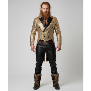 Op de afbeelding: Een goudkleurige paillettenjas met zwarte revers en knopen. Gecombineerd met een zwarte leren broek, een bruine riem met een decoratieve gesp en laarzen met bontvoering. Een opvallende outfit.