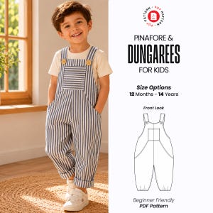 Könnte beinhalten: Ein Kind trägt eine blau-weiß gestreifte Latzhose mit Holzknöpfen und ein cremefarbenes T-Shirt. Der Text auf dem Bild lautet "PINAFORE & DUNGAREES FOR KIDS" und Größen von 12 Monaten bis 14 Jahren. Einsteigerfreundliches PDF-Muster.