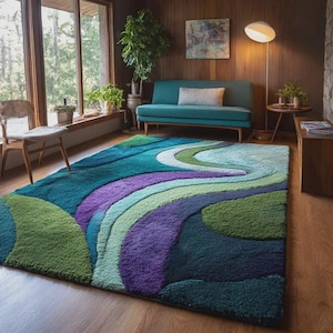 Könnte beinhalten: Ein farbenfroher Teppich mit einem wellenförmigen Design in Türkis, Grün, Lila und Weiß. Der Teppich liegt auf einem Holzboden in einem Raum mit einem türkisfarbenen Sofa und großen Fenstern.