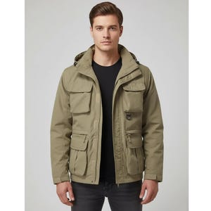 Peut inclure: Veste kaki avec plusieurs poches avant, une capuche et une fermeture éclair. La veste a un design classique et semble être faite d'un matériau durable et résistant aux intempéries. Le modèle porte un t-shirt noir en dessous.