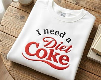 Felpa con ricamo "Ho bisogno di una Coca-Cola Light", maglione per amanti della Coca-Cola Light, maglietta per fan della Coca-Cola Light, divertente girocollo della Coca-Cola Light, regalo per amanti della Coca-Cola