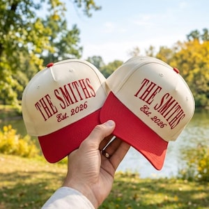 Haftowany kapelusz rodzinny na zamówienie, The Smiths Est 2026, rocznica ślubu, haftowana naszywka, dwukolorowa czapka typu trucker, spersonalizowany kapelusz dla pary
