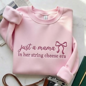 BRODERAD Mama String Cheese Era Sweatshirt, Just a Mama In Her String Cheese Era Sweatshirt, Trendig Mors Dag-tröja, Mom Life Crewneck