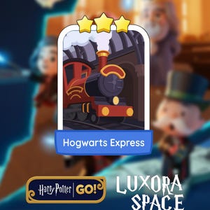 Könnte beinhalten: Digitale Illustration des Hogwarts Express Zuges, mit einer rot-schwarzen Lokomotive, die aus einem Tunnel kommt. Das Bild zeigt drei goldene Sterne und den Text "Hogwarts Express" auf einem blauen Banner. Das Harry Potter GO!-Logo ist ebenfalls sichtbar.