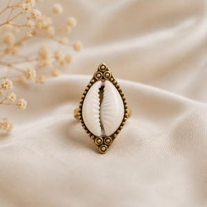 Vintage Messingring mit Kaurimuschel, Boho Statement Ring, Handgefertigter Muschelschmuck, Strandring, Geschenk für Sie