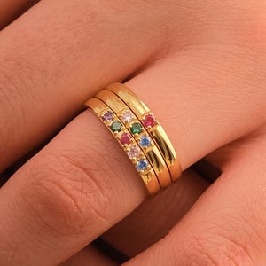 Anpassad familje-födelsestensring: Elegant flerstensarmband | Minimalistiska guldsmycken