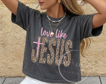 Camiseta de mujer holgada "Love Like Jesus" ligeramente corta Comfort Colors® Camiseta cristiana WWJD Camiseta con estampado de leopardo Estilo preppy Lavado vintage Top corto de moda