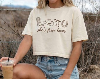 She's From Texas Comfort Colors Boxy Tee Cropped T-Shirt Western Coquette Bow Linocut Cowboy Hat Horseshoe Doodle Vintage Wash Crop Top