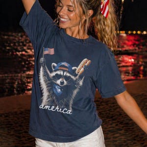 Patriotic Raccoon Hotdog T-Shirt Comfort Colors Funny Meme USA America 4th of July Tee American Flag Independence Day Humor Unisex Shirt imagem 2