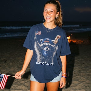 Patriotic Raccoon Hotdog T-Shirt Comfort Colors Funny Meme USA America 4th of July Tee American Flag Independence Day Humor Unisex Shirt imagem 7
