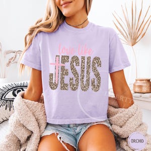 Camiseta de mujer holgada "Love Like Jesus" ligeramente corta Comfort Colors® Camiseta cristiana WWJD Camiseta con estampado de leopardo Estilo preppy Lavado vintage Top corto de moda Orchid