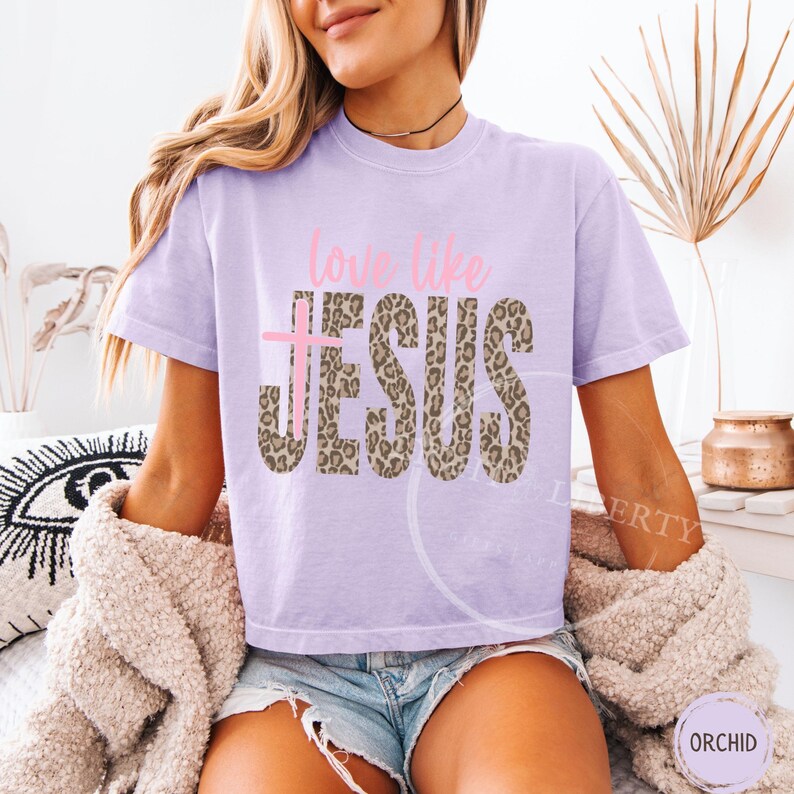 Camiseta de mujer holgada "Love Like Jesus" ligeramente corta Comfort Colors® Camiseta cristiana WWJD Camiseta con estampado de leopardo Estilo preppy Lavado vintage Top corto de moda Orchid