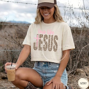 Camiseta de mujer holgada "Love Like Jesus" ligeramente corta Comfort Colors® Camiseta cristiana WWJD Camiseta con estampado de leopardo Estilo preppy Lavado vintage Top corto de moda Ivory
