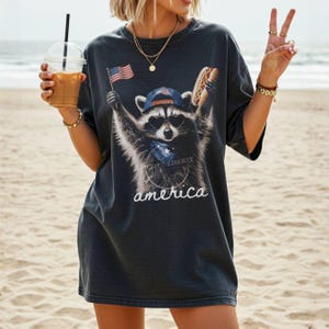 Patriotic Raccoon Hotdog T-Shirt Comfort Colors Funny Meme USA America 4th of July Tee American Flag Independence Day Humor Unisex Shirt imagem 10
