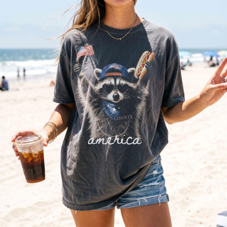 Patriotic Raccoon Hotdog T-Shirt Comfort Colors Funny Meme USA America 4th of July Tee American Flag Independence Day Humor Unisex Shirt imagem 6