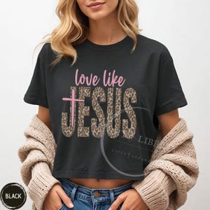 Camiseta de mujer holgada "Love Like Jesus" ligeramente corta Comfort Colors® Camiseta cristiana WWJD Camiseta con estampado de leopardo Estilo preppy Lavado vintage Top corto de moda Black