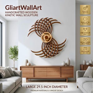 Könnte beinhalten: Eine handgefertigte kinetische Wandskulptur aus Holz von GliartWallArt mit einem Durchmesser von 75 cm. Die Skulptur besteht aus dunkelbraunen, geschwungenen Holzlamellen in kreisförmiger Anordnung mit einem hellen Holzkern. Der Text umfasst Kinetic Design, Runs Up To 8 Hours, One Wind-Up Only, No Batteries Required und Statement Decor.