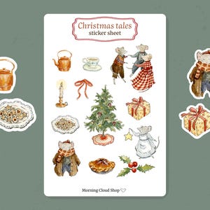 Puede incluir: Una hoja de pegatinas con ilustraciones de acuarela de temática navideña. La hoja incluye una tetera, una taza de té, galletas, un árbol de Navidad, cajas de regalo, ratones con ropa festiva y el texto "Christmas tales sticker sheet."