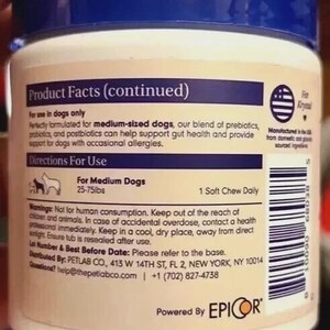 Puede incluir: Un envase de suplemento blanco y beige con tapa azul. La etiqueta incluye texto sobre el uso del producto para perros medianos, instrucciones y advertencias. El envase es solo para perros y contiene prebi&oacute;ticos y probi&oacute;ticos.