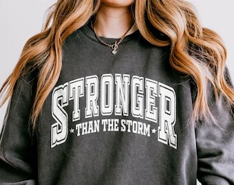 Diseño "Más fuerte que la tormenta" - Cita inspiradora PNG (Descarga digital)