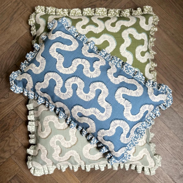 Cojín de lujo con volantes, estampado mixto y hecho a mano de Romo Aubin