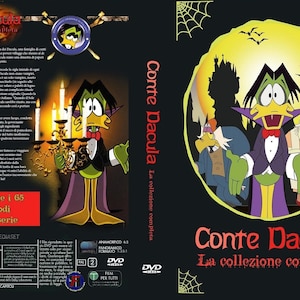 Può includere: Cofanetto DVD di "Conte Dacula: La collezione completa". La copertina presenta illustrazioni di cartoni animati di un personaggio di papera vampiro in abito viola, con sfondo di luna gialla e pipistrelli. Il testo "Conte Dacula" è in rosso.