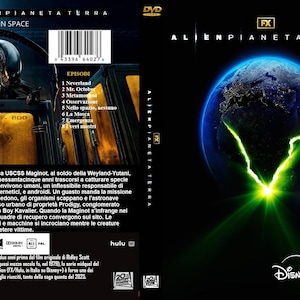 Può includere: Custodia DVD di "Alien Pianeta Terra" con sfondo scuro. La copertina presenta un'immagine stilizzata della Terra con una luce verde e blu. Il testo include il titolo, l'elenco degli episodi e il logo "FX".
