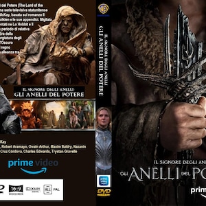 Può includere: Custodia DVD de "Il Signore degli Anelli: Gli Anelli del Potere". La copertina presenta una figura incappucciata, una donna e un primo piano di una spada. Il titolo è in italiano, con il logo Prime Video.