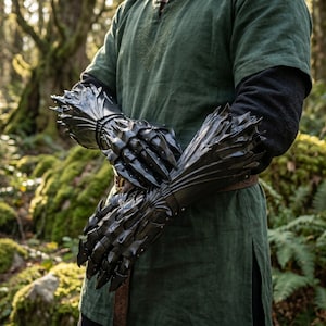 Guanteletes articulados con dedos móviles | Armadura medieval de fantasía impresa en 3D | Garras de caballero oscuro | Guantes de cuero incorporados | Accesorio para cosplay
