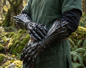Articulated Gauntlets with Movable Fingers | 3D Printed Medieval Fantasy Armor | Dark Knight Claws | Built‑in Leather Gloves | Cosplay Prop