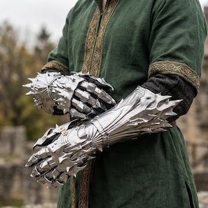 Guanteletes articulados plateados con dedos móviles | Armadura de fantasía medieval | Garras de caballero oscuro | Guantes de cuero incorporados | Accesorio para cosplay