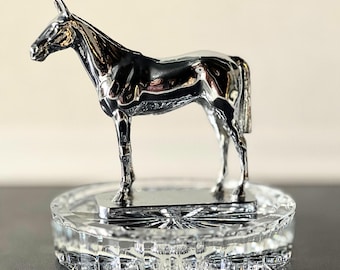 Caballo de carreras pura sangre inglés “Ascot” de Louis Lejeune Ltd. – Mascota pequeña y cromada