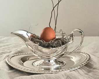 Vintage Silverplate Gravy Boat with Underplate | Classic Sauce Server with Tray | Elegant Entertaining Serveware