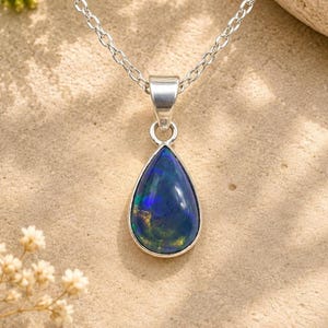 Anhänger aus australischem Naturopal, Anhänger aus 925er Sterlingsilber, Edelstein-Silberanhänger, Schmuckset mit Anhänger und Halskette, Geschenkidee für Sie