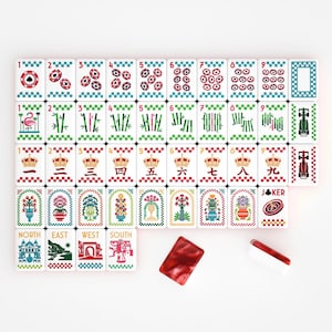 Op de afbeelding: Een set rechthoekige mahjongtegels met diverse kleurrijke illustraties, waaronder pokerchips, bamboestengels, kronen met Chinese cijfers, bloemenvazen, windstreken en raceauto's, samen met twee effen rood-witte speelstukken.