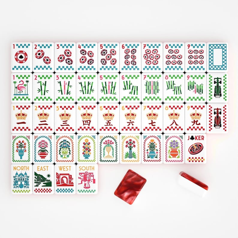 Op de afbeelding: Een set rechthoekige mahjongtegels met diverse kleurrijke illustraties, waaronder pokerchips, bamboestengels, kronen met Chinese cijfers, bloemenvazen, windstreken en raceauto's, samen met twee effen rood-witte speelstukken.