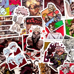 Puede incluir: Una colecci&oacute;n de pegatinas de estilo anime con varios personajes en poses din&aacute;micas. Las pegatinas muestran una gama de colores, incluyendo rojo, gris y verde, con ilustraciones detalladas y contornos audaces. Las pegatinas est&aacute;n sobre un fondo blanco.