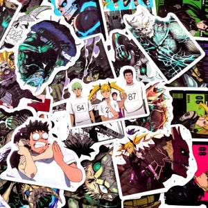 Pu&ograve; includere: Una collezione di adesivi colorati in stile anime, con vari personaggi e disegni. Gli adesivi presentano illustrazioni di figure con numeri sulle magliette e dettagliate creature simili a mostri. Gli adesivi sono disposti vicini.