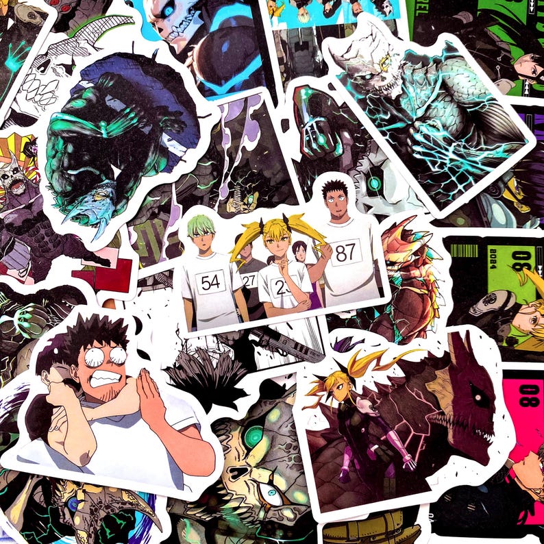 Pu&ograve; includere: Una collezione di adesivi colorati in stile anime, con vari personaggi e disegni. Gli adesivi presentano illustrazioni di figure con numeri sulle magliette e dettagliate creature simili a mostri. Gli adesivi sono disposti vicini.