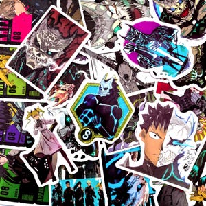 Pu&ograve; includere: Una collezione di adesivi colorati in stile anime con vari personaggi e design. Gli adesivi presentano illustrazioni dettagliate con contorni audaci e colori vivaci, tra cui immagini di mostri, figure e motivi astratti.
