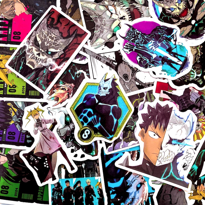 Pu&ograve; includere: Una collezione di adesivi colorati in stile anime con vari personaggi e design. Gli adesivi presentano illustrazioni dettagliate con contorni audaci e colori vivaci, tra cui immagini di mostri, figure e motivi astratti.