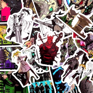 Pu&ograve; includere: Una collezione di adesivi in stile anime con vari personaggi e creature. Gli adesivi presentano una gamma di colori, tra cui rosso, nero, bianco e verde. I disegni includono figure con armi, mostri e illustrazioni stilizzate.