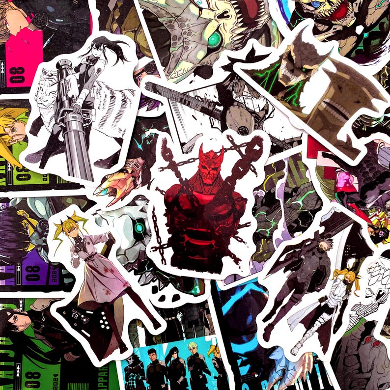 Pu&ograve; includere: Una collezione di adesivi in stile anime con vari personaggi e creature. Gli adesivi presentano una gamma di colori, tra cui rosso, nero, bianco e verde. I disegni includono figure con armi, mostri e illustrazioni stilizzate.
