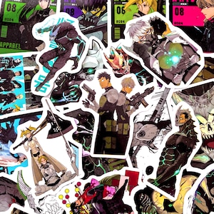 Pu&ograve; includere: Una collezione di adesivi in stile anime con vari personaggi in pose dinamiche. Gli adesivi presentano una gamma di colori, tra cui nero, verde e bianco, con alcuni con la parola "APPAREL" e i numeri "08" e "2024".