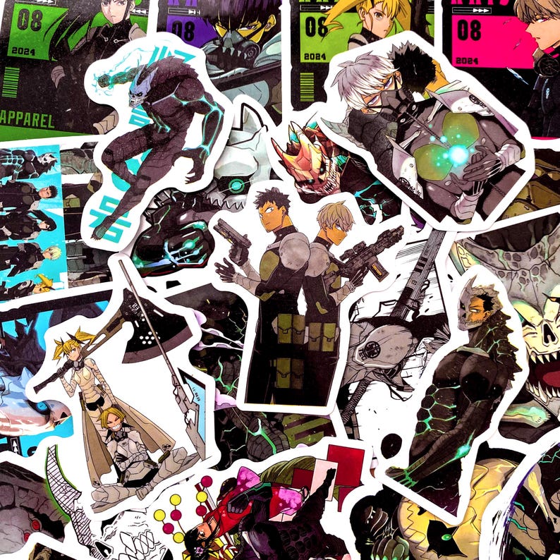 Pu&ograve; includere: Una collezione di adesivi in stile anime con vari personaggi in pose dinamiche. Gli adesivi presentano una gamma di colori, tra cui nero, verde e bianco, con alcuni con la parola "APPAREL" e i numeri "08" e "2024".