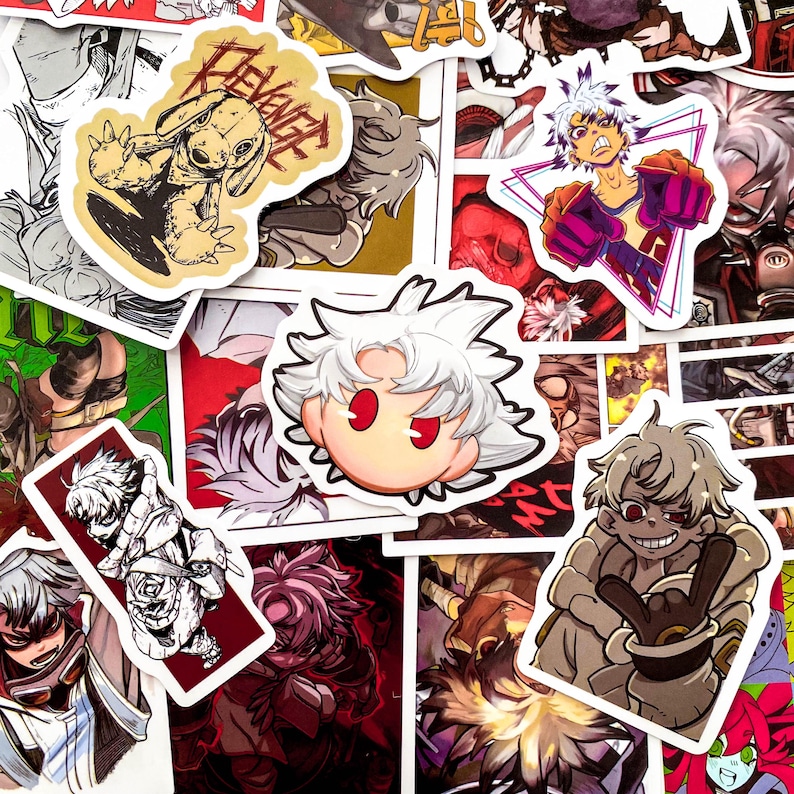 Puede incluir: Una colecci&oacute;n de pegatinas de estilo anime con varios personajes y dise&ntilde;os. Las pegatinas muestran una gama de colores, incluyendo rojo, blanco y negro, con ilustraciones detalladas y contornos audaces. Algunas pegatinas tienen texto.