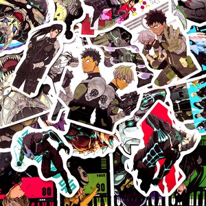 Pu&ograve; includere: Una collezione di adesivi in stile anime con vari personaggi in pose dinamiche. Gli adesivi presentano una gamma di colori, tra cui nero, verde, rosso e bianco. Alcuni adesivi hanno testo e il tema generale &egrave; l'azione e l'avventura.
