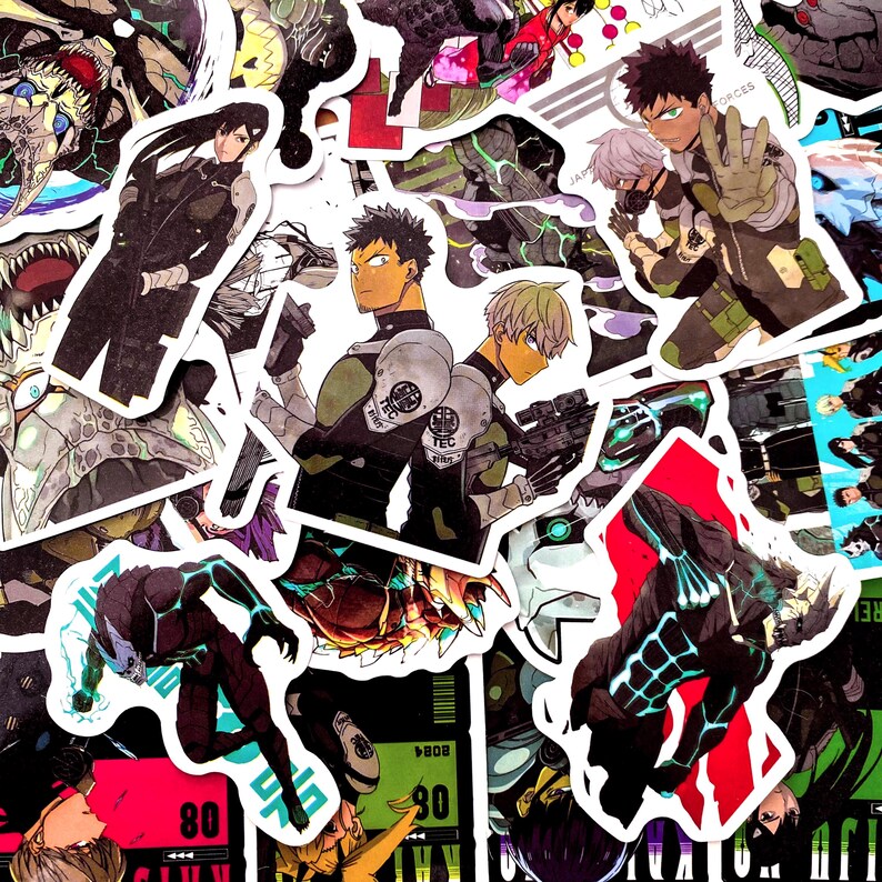 Pu&ograve; includere: Una collezione di adesivi in stile anime con vari personaggi in pose dinamiche. Gli adesivi presentano una gamma di colori, tra cui nero, verde, rosso e bianco. Alcuni adesivi hanno testo e il tema generale &egrave; l'azione e l'avventura.