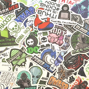 Könnte beinhalten: Eine Sammlung bunter Aufkleber mit verschiedenen Designs und Texten. Die Aufkleber zeigen Bilder von Totenköpfen, Drachen, Außerirdischen und Texten wie "HACKERS", "NMAP" und "POWER SPLOSH". Einige Aufkleber haben ein Hacker-Thema.