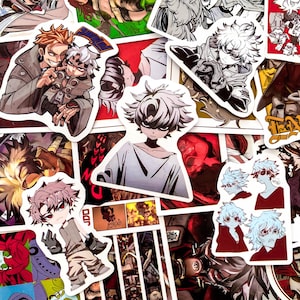 Puede incluir: Una colecci&oacute;n de pegatinas de estilo anime con varios personajes en poses din&aacute;micas. Las pegatinas muestran una gama de colores, incluyendo rojo, blanco y negro, con ilustraciones detalladas y contornos audaces. Las pegatinas est&aacute;n troqueladas.